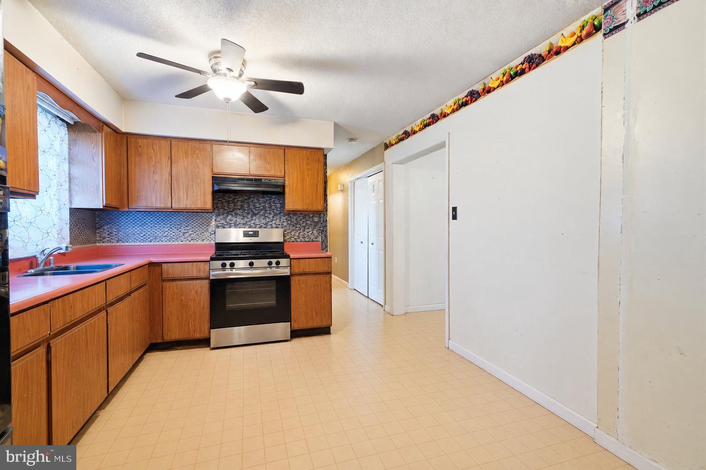 347 Marion Ave Property Photo 11