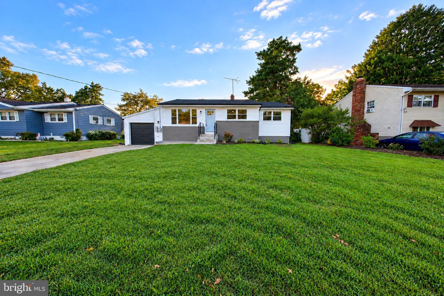 11 BARCLAY DR Property Photo 1
