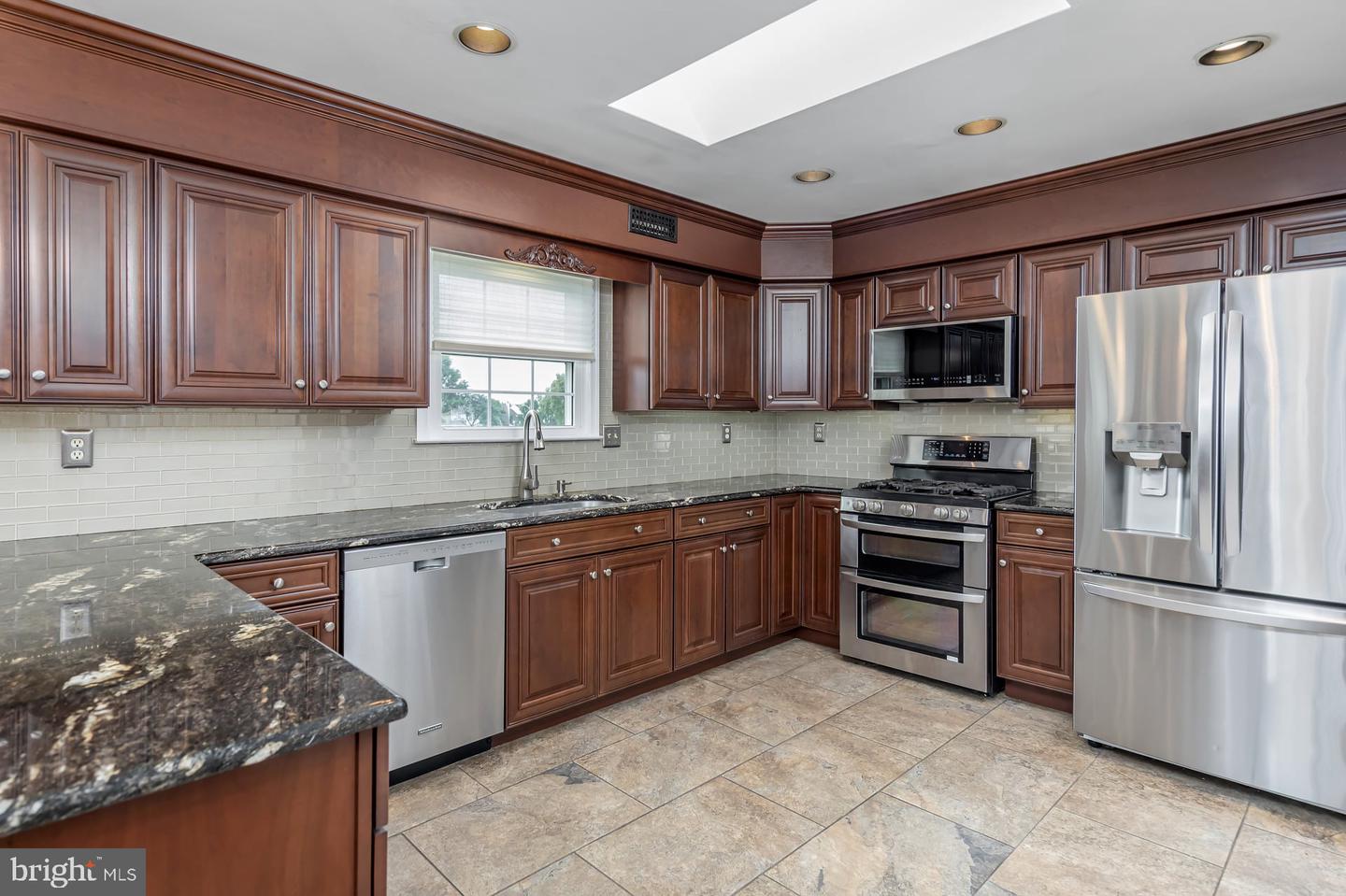 2 Walton Dr Property Photo 18