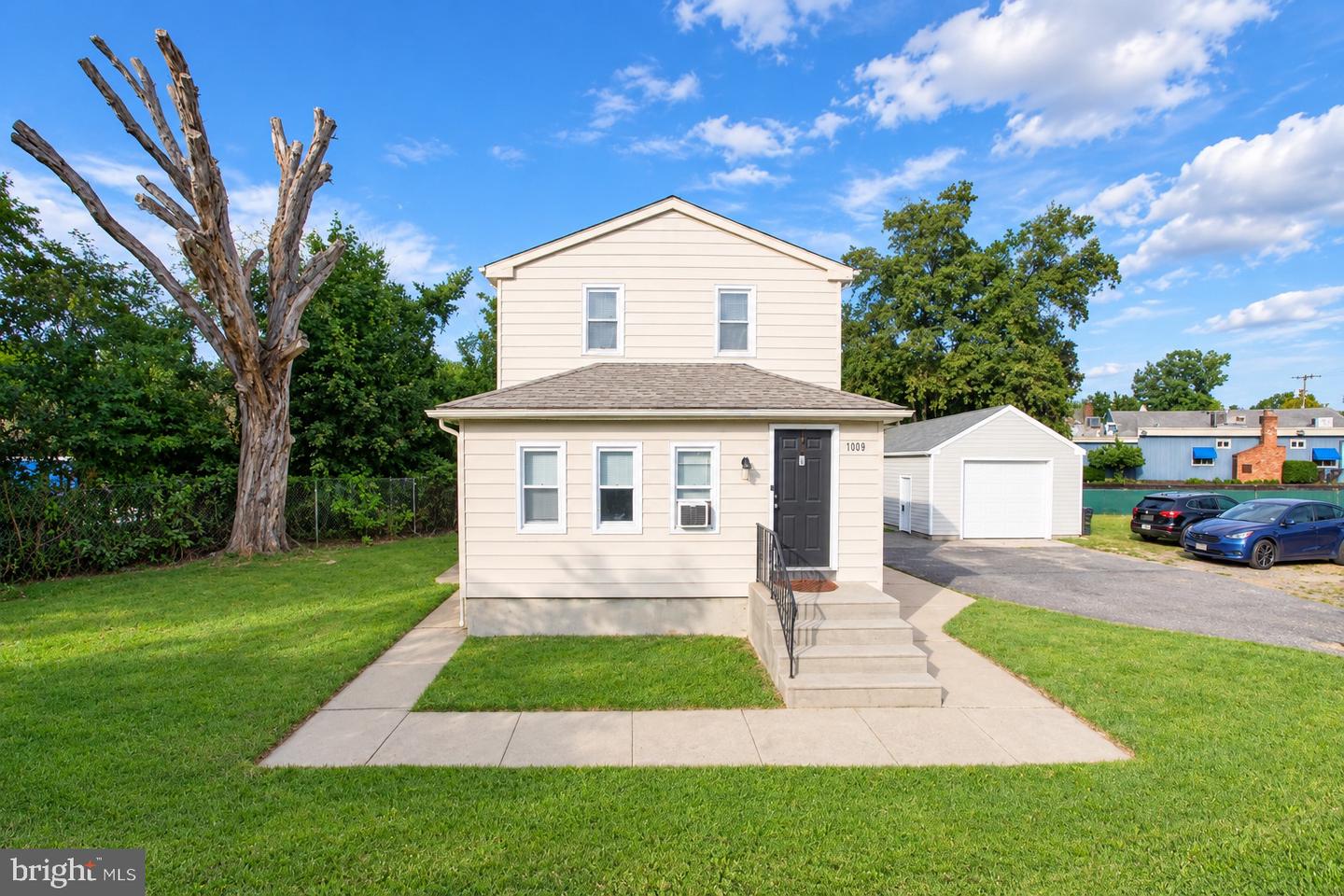 1009 HESSIAN Property Photo 1