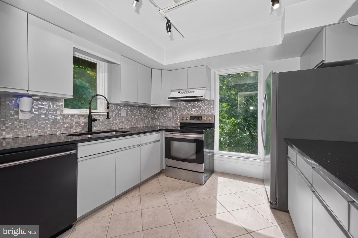 120 Swan St Property Photo 11