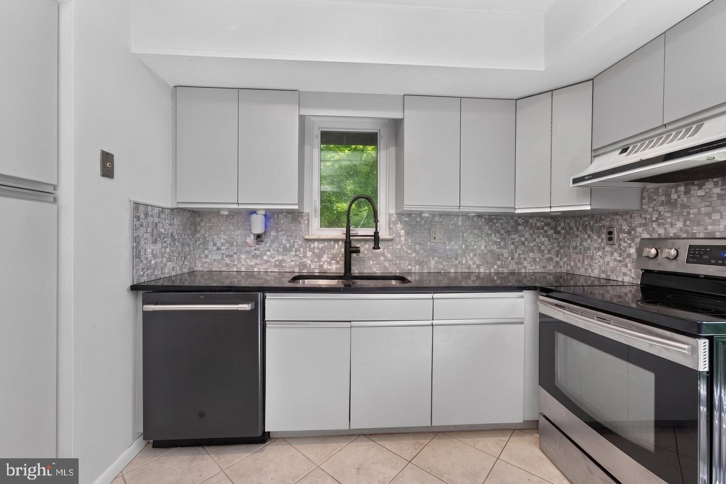120 Swan St Property Photo 12