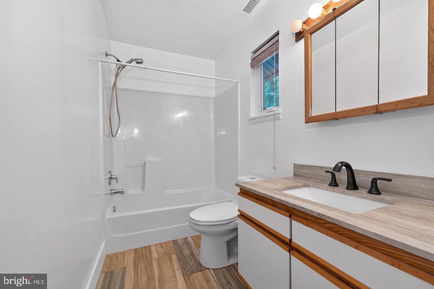 120 Swan St Property Photo 16