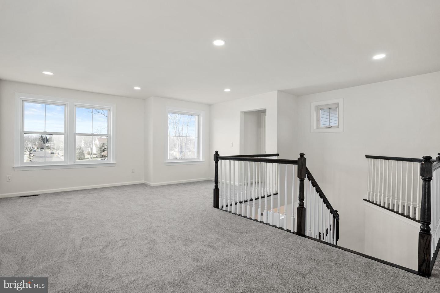 33 Kay Chiarello Way Property Photo 23