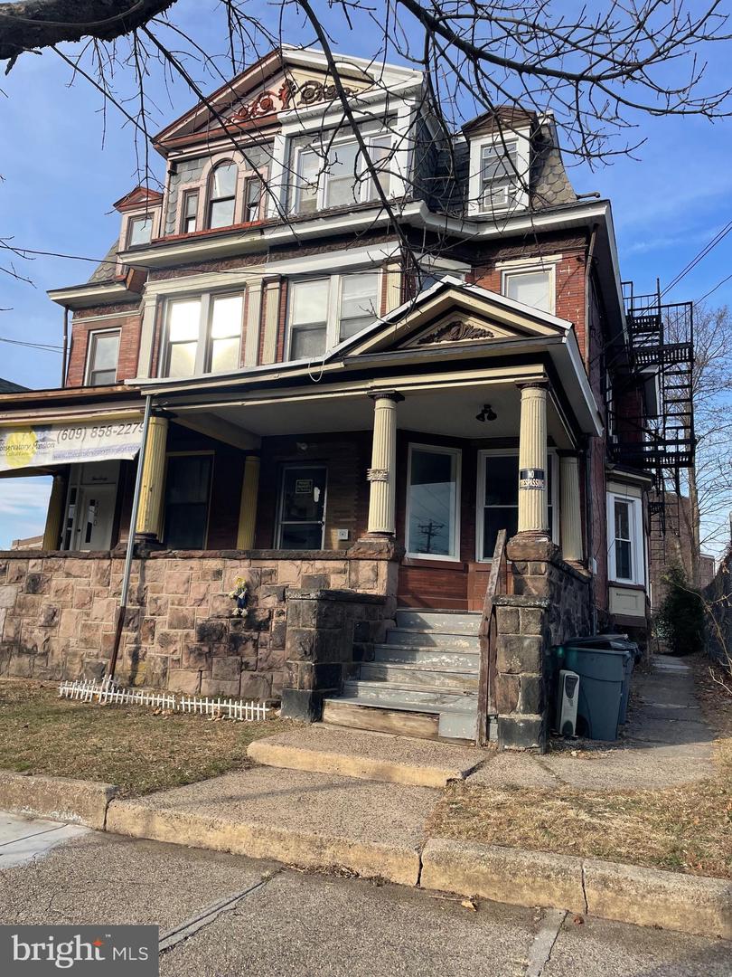 542 E State St Property Photo 1
