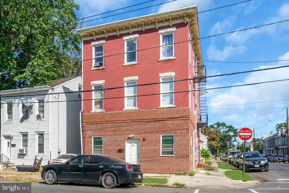724 Division St Property Photo 1