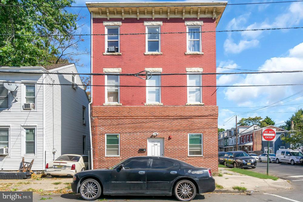 724 Division St Property Photo 4