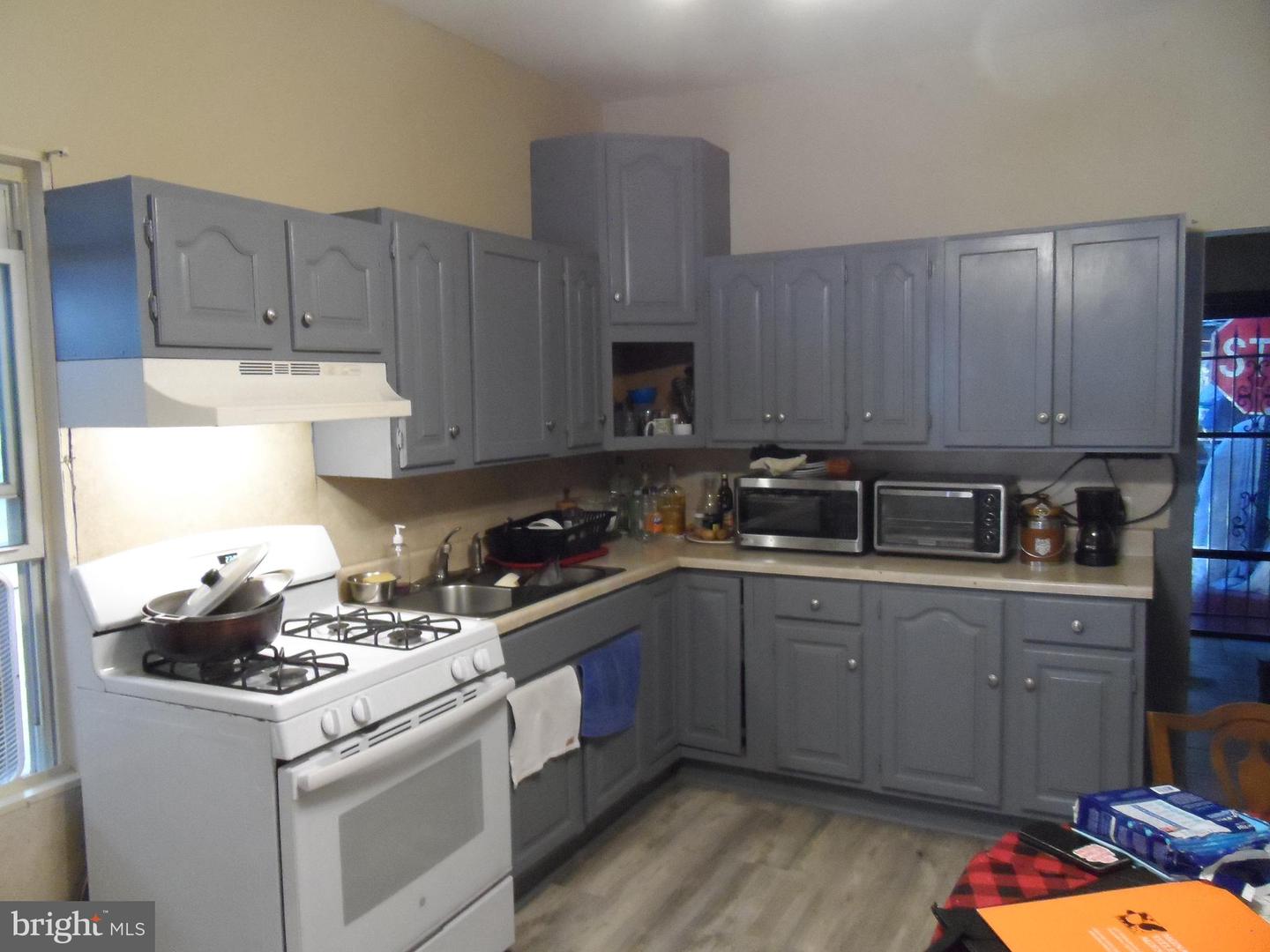 613 N Olden Ave Property Photo 8