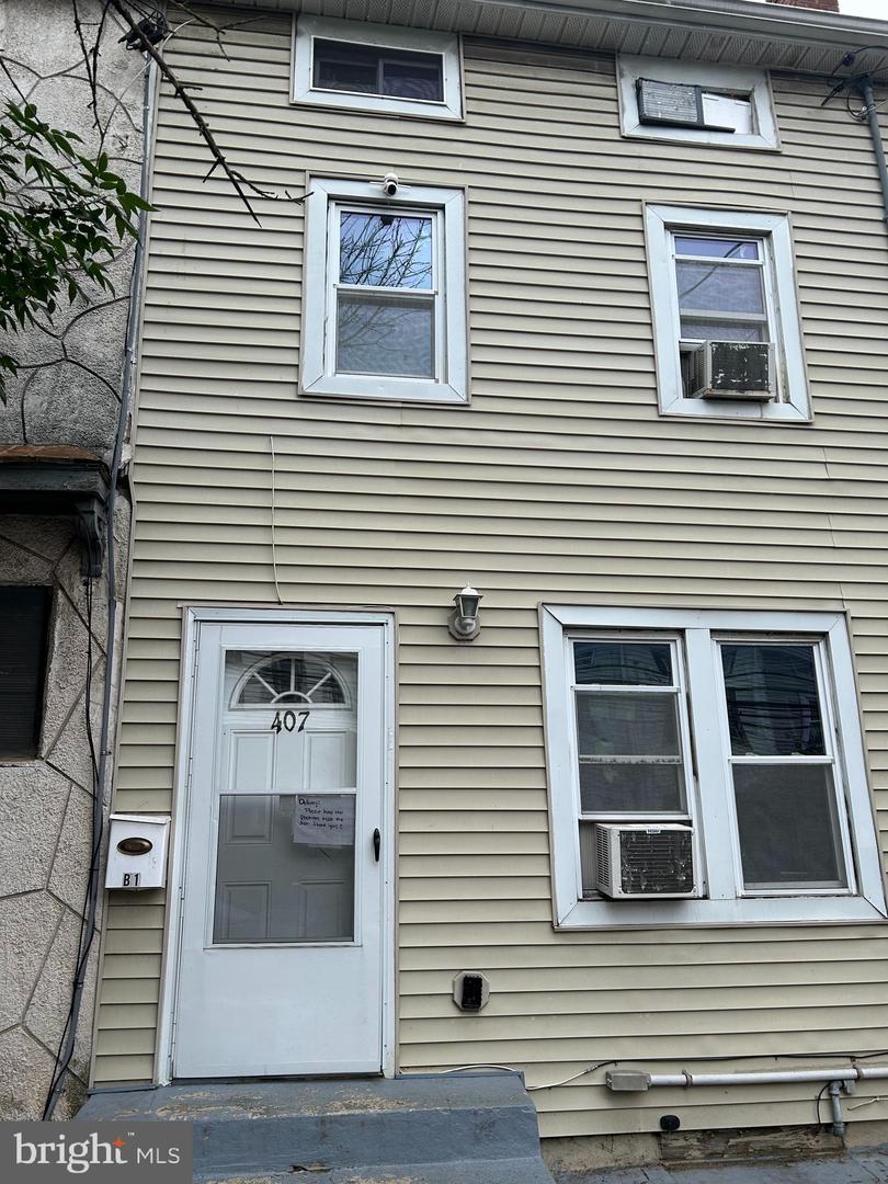 407 Centre St Property Photo 1