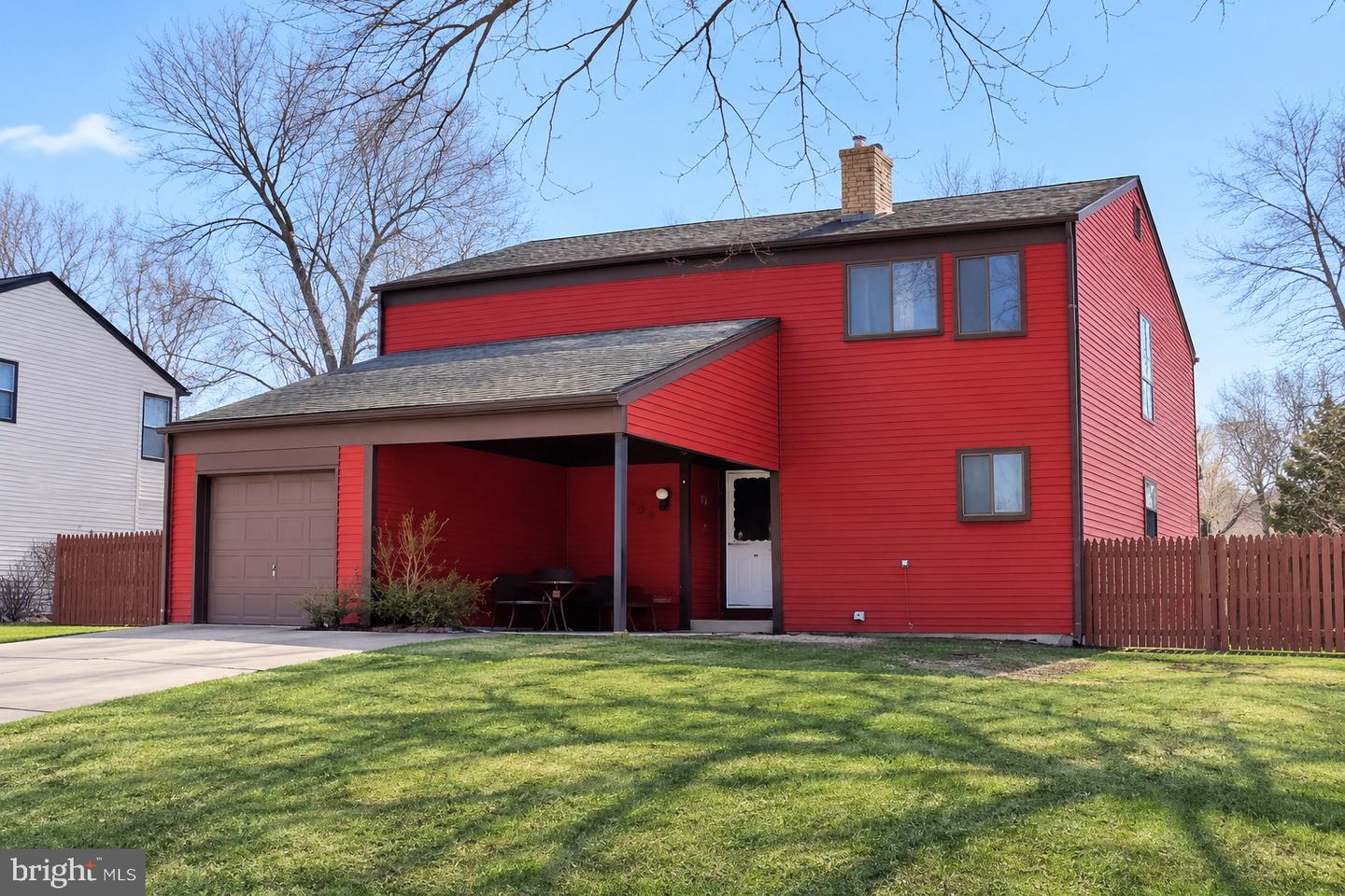 224 Twin Rivers Dr N Property Photo 1
