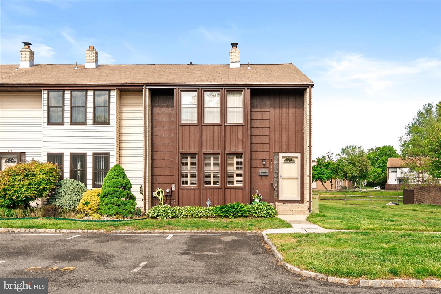 611 Greenwich Ct Property Photo 1