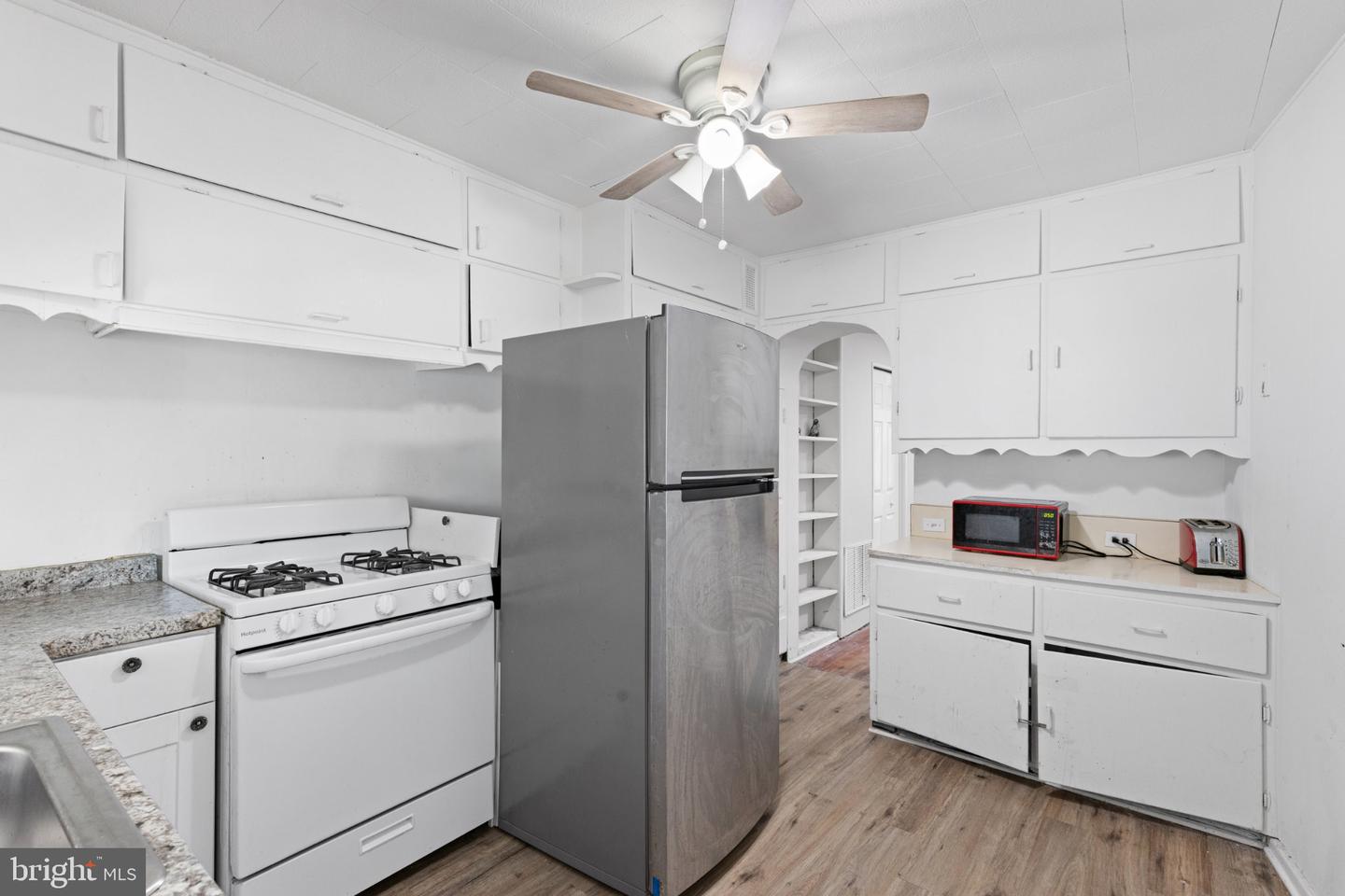 433 S Logan Ave Property Photo 6