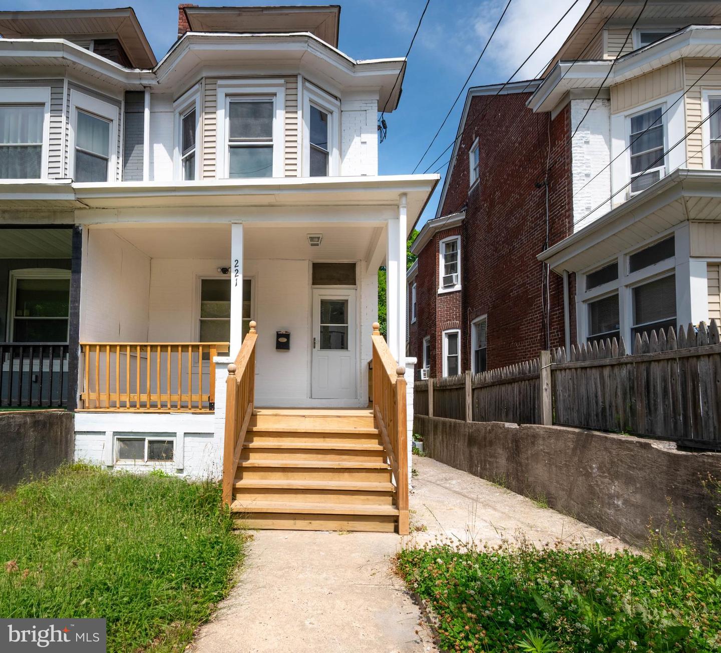 221 Highland Ave Property Photo 1