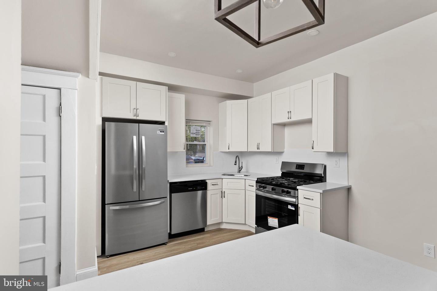 306 Berwyn Ave Property Photo 2