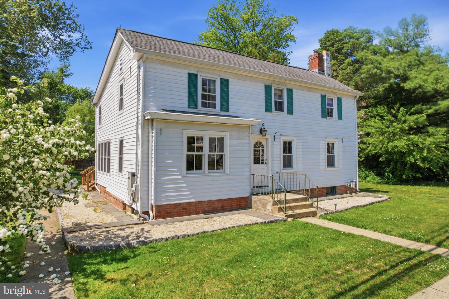 415 Village Road E Property Photo 1