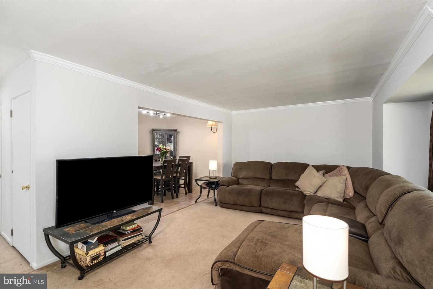 728 Twin Rivers Dr N Property Photo 3