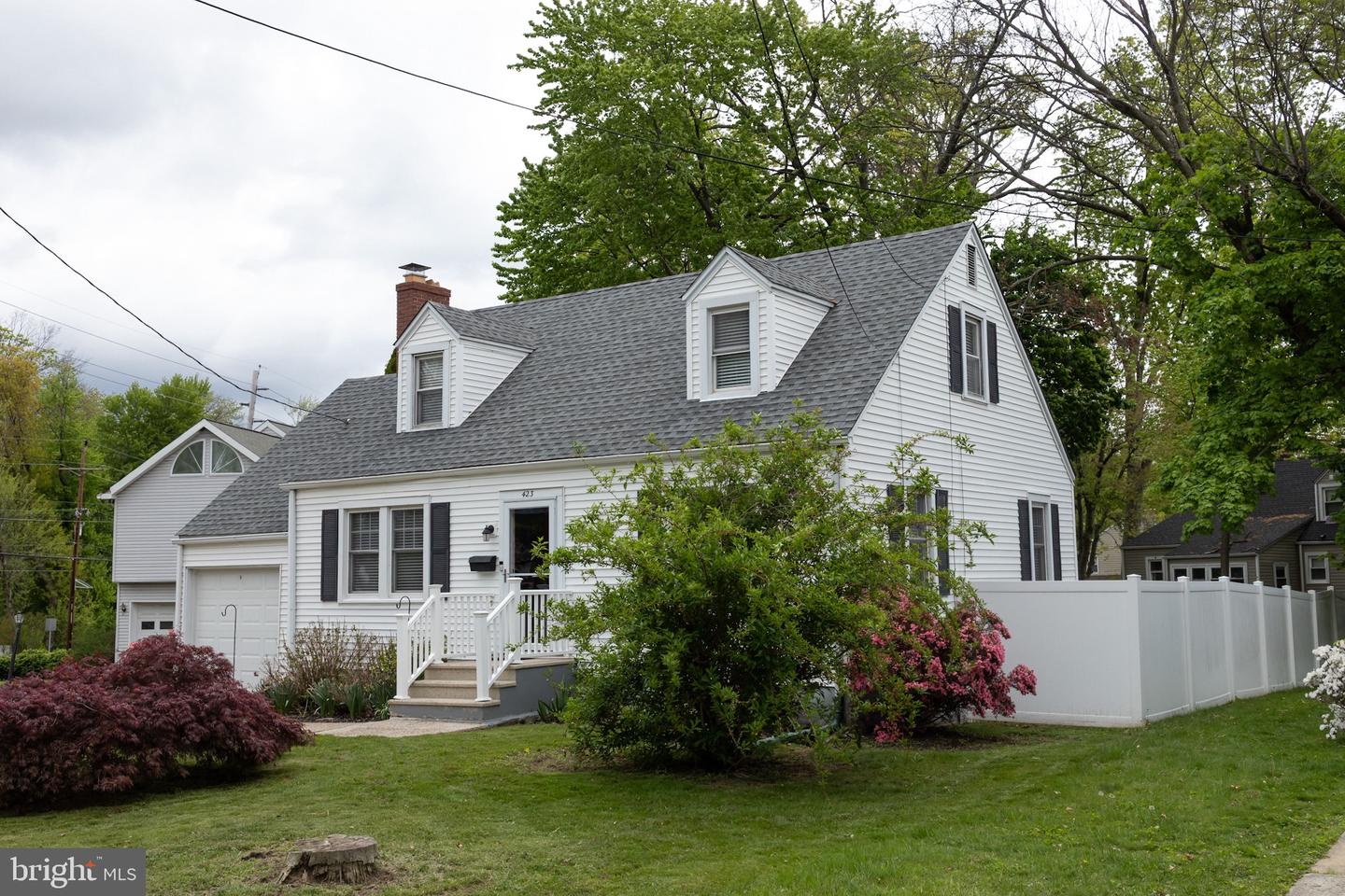 423 Sutherland Rd Property Photo 2