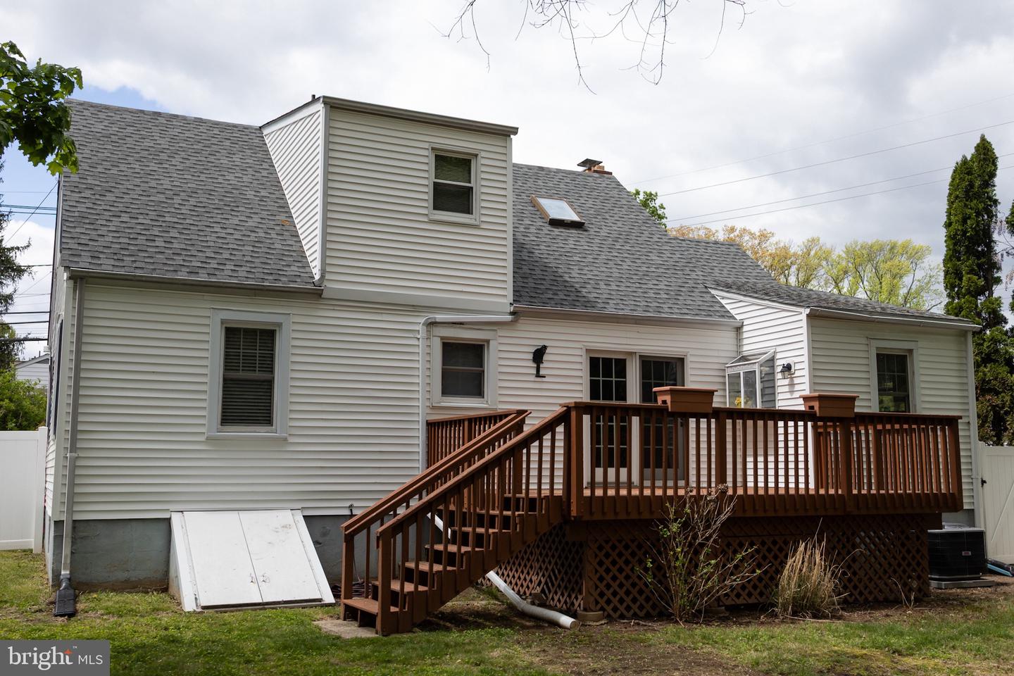 423 Sutherland Rd Property Photo 16