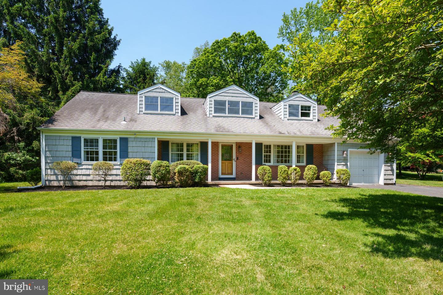 4 MANOR AVE Property Photo 1