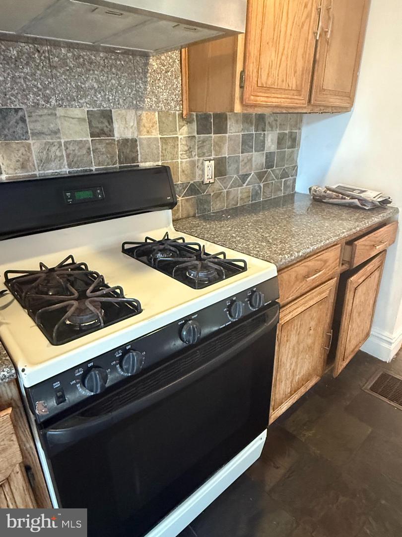 165 John Street Property Photo 7