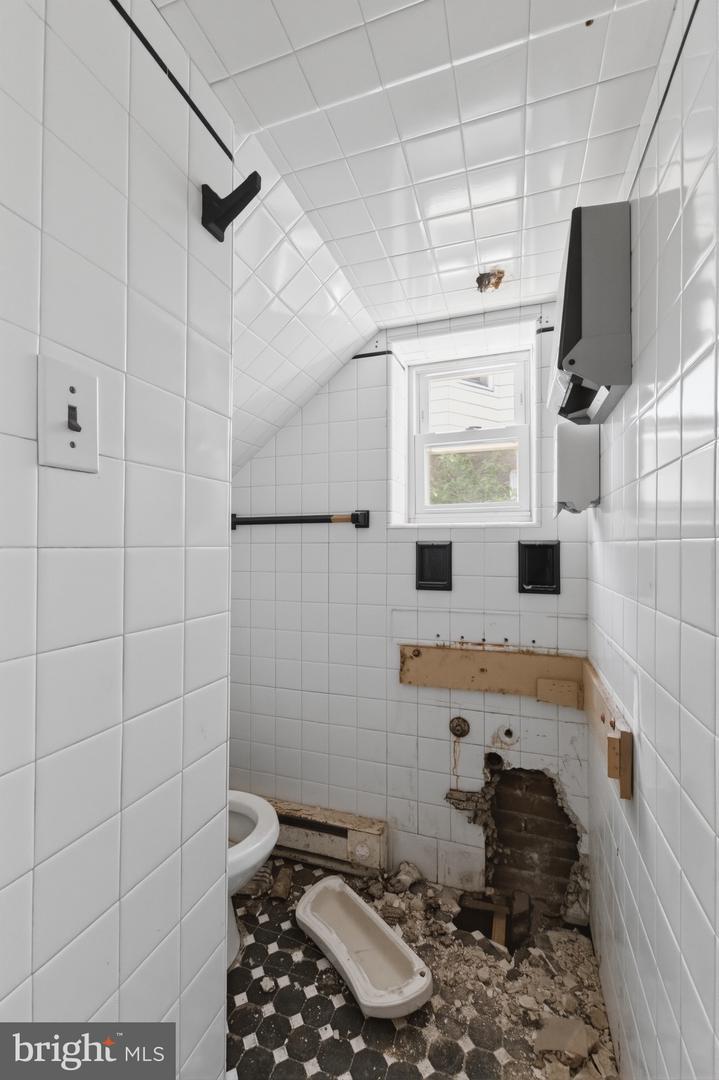 908 W State St Property Photo 5