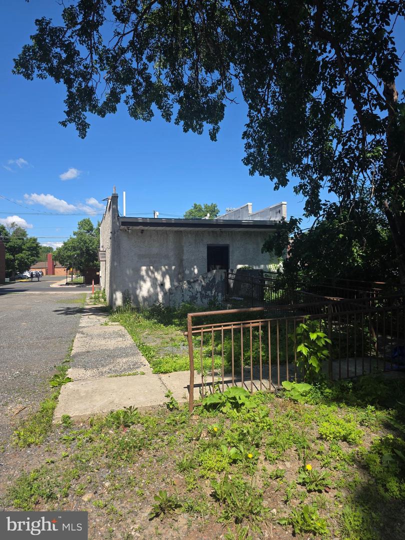 274 N Willow St Property Photo 3