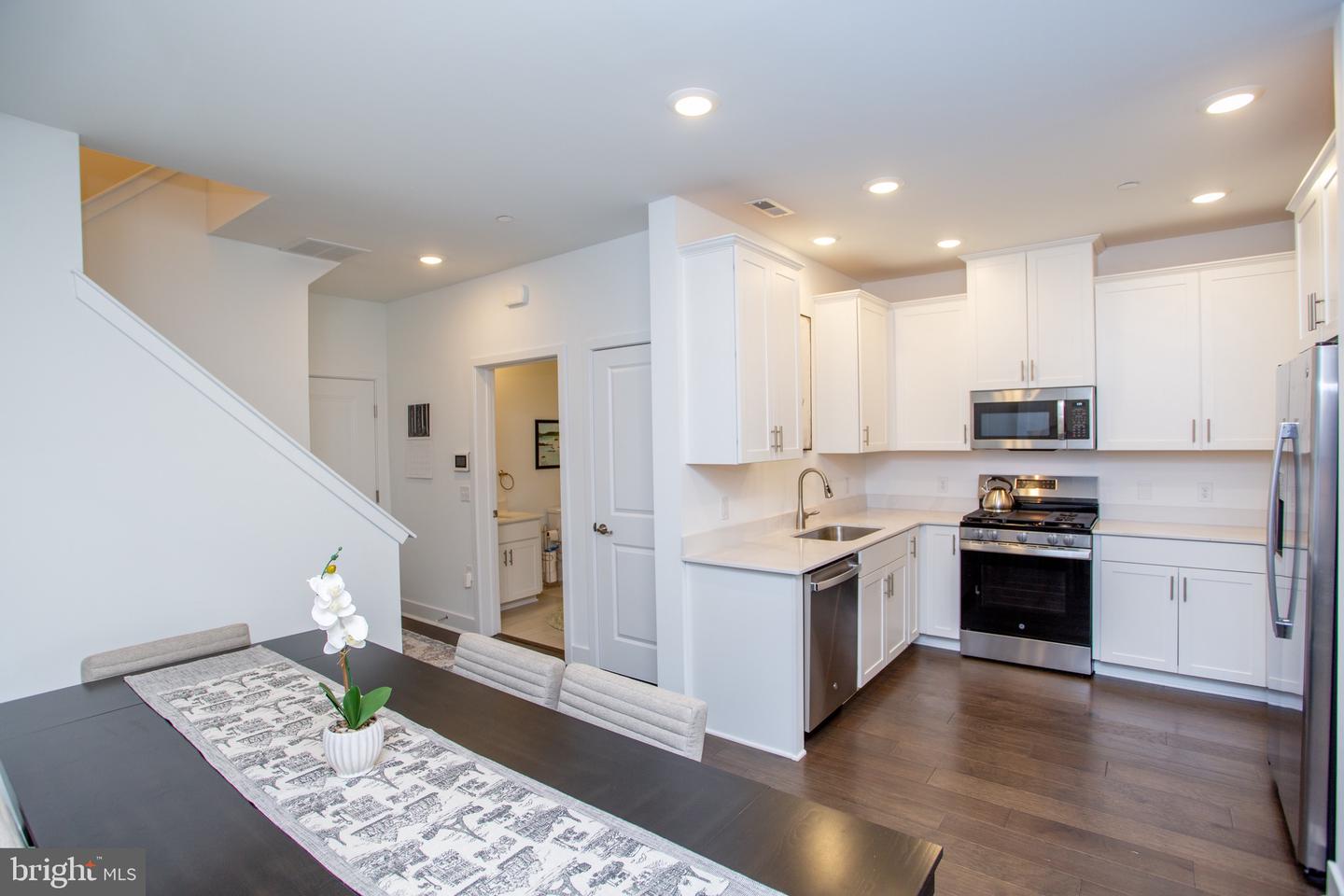 233 Lewis Fisher #st Property Photo 6