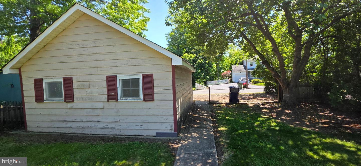 246 Franklin St Property Photo 6