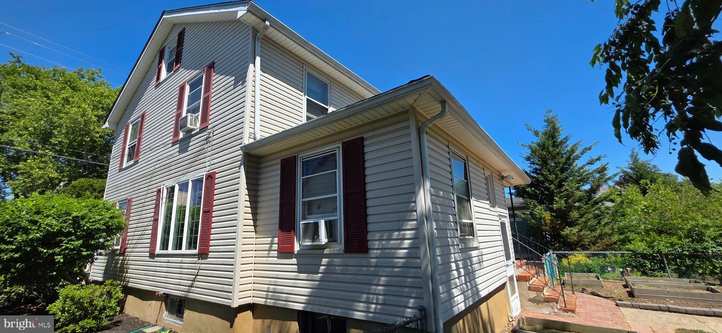 246 Franklin St Property Photo 7