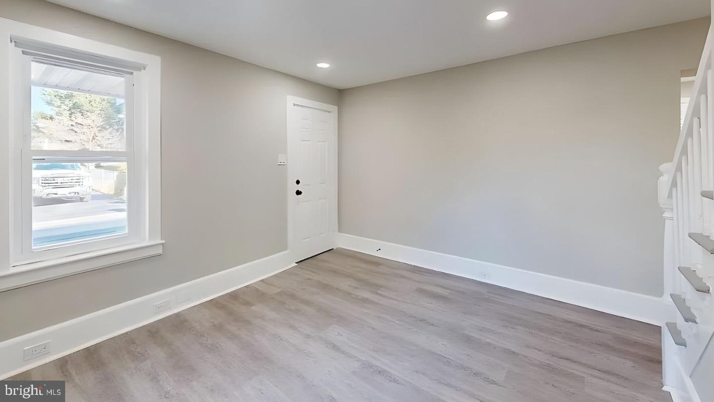 153 Knapp Ave Property Photo 4