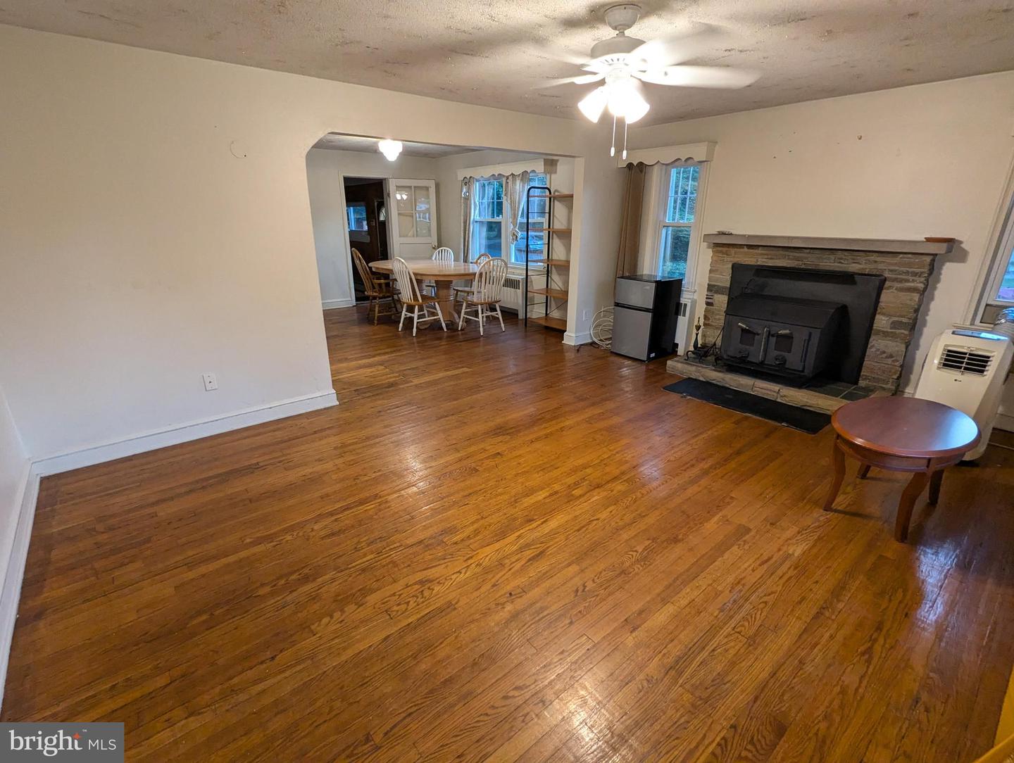 21 Steinway Ave Property Photo 5