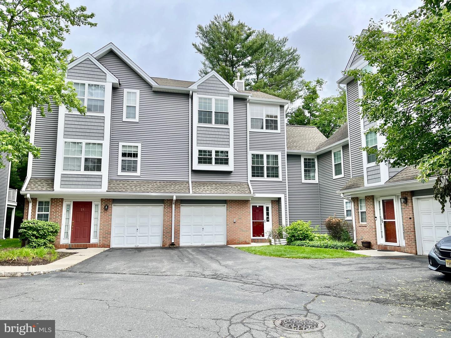 22 HALSTEAD PL