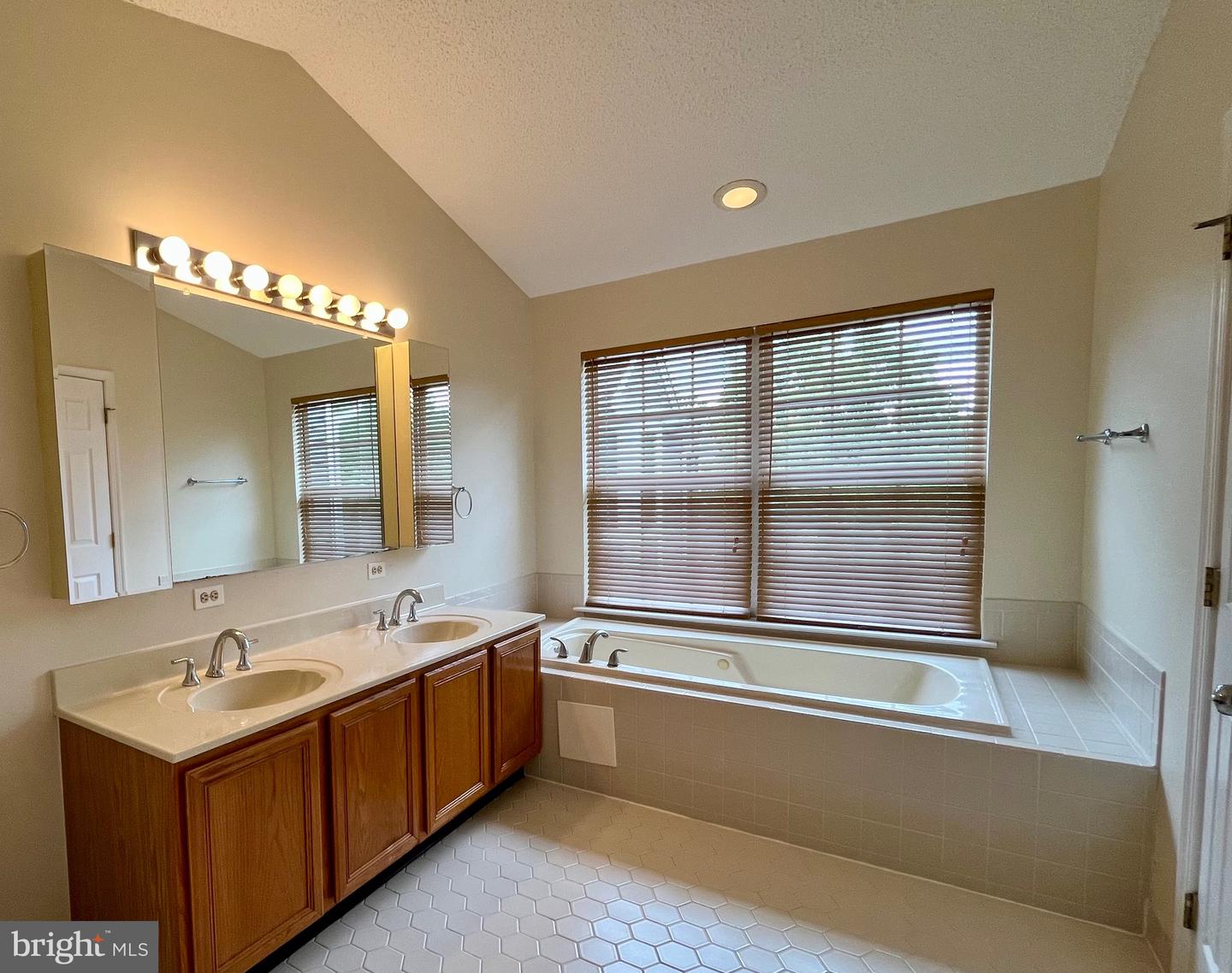 22 Halstead Pl Property Photo 26