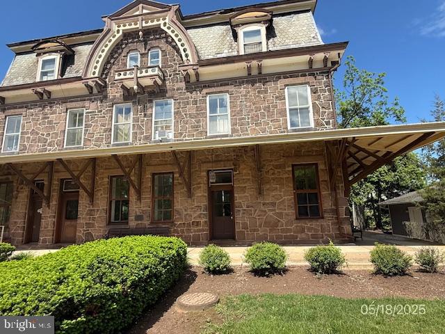 16 Railroad Pl Property Photo 1