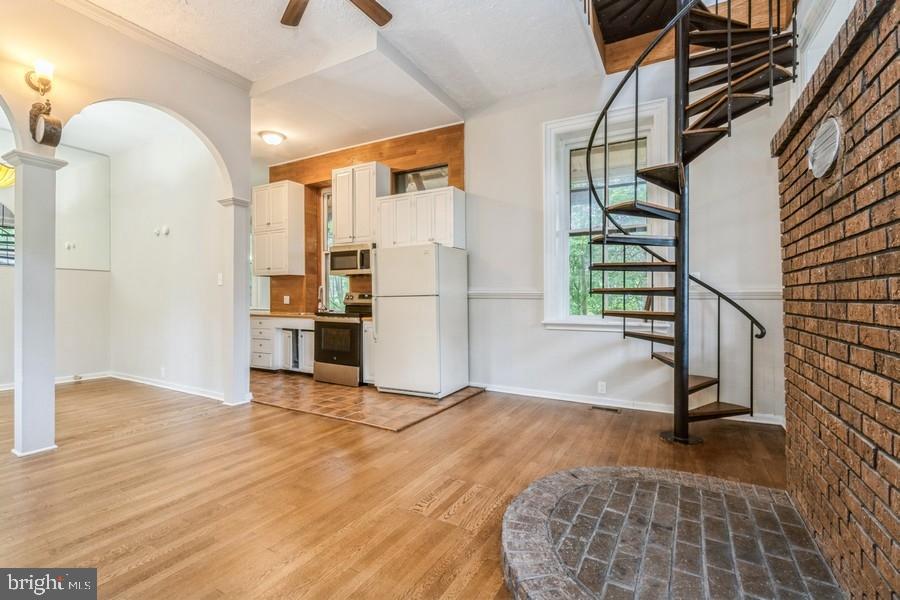 16 Railroad Pl Property Photo 2