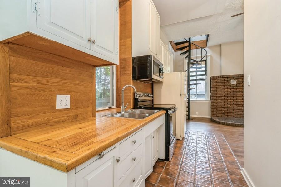 16 Railroad Pl Property Photo 5