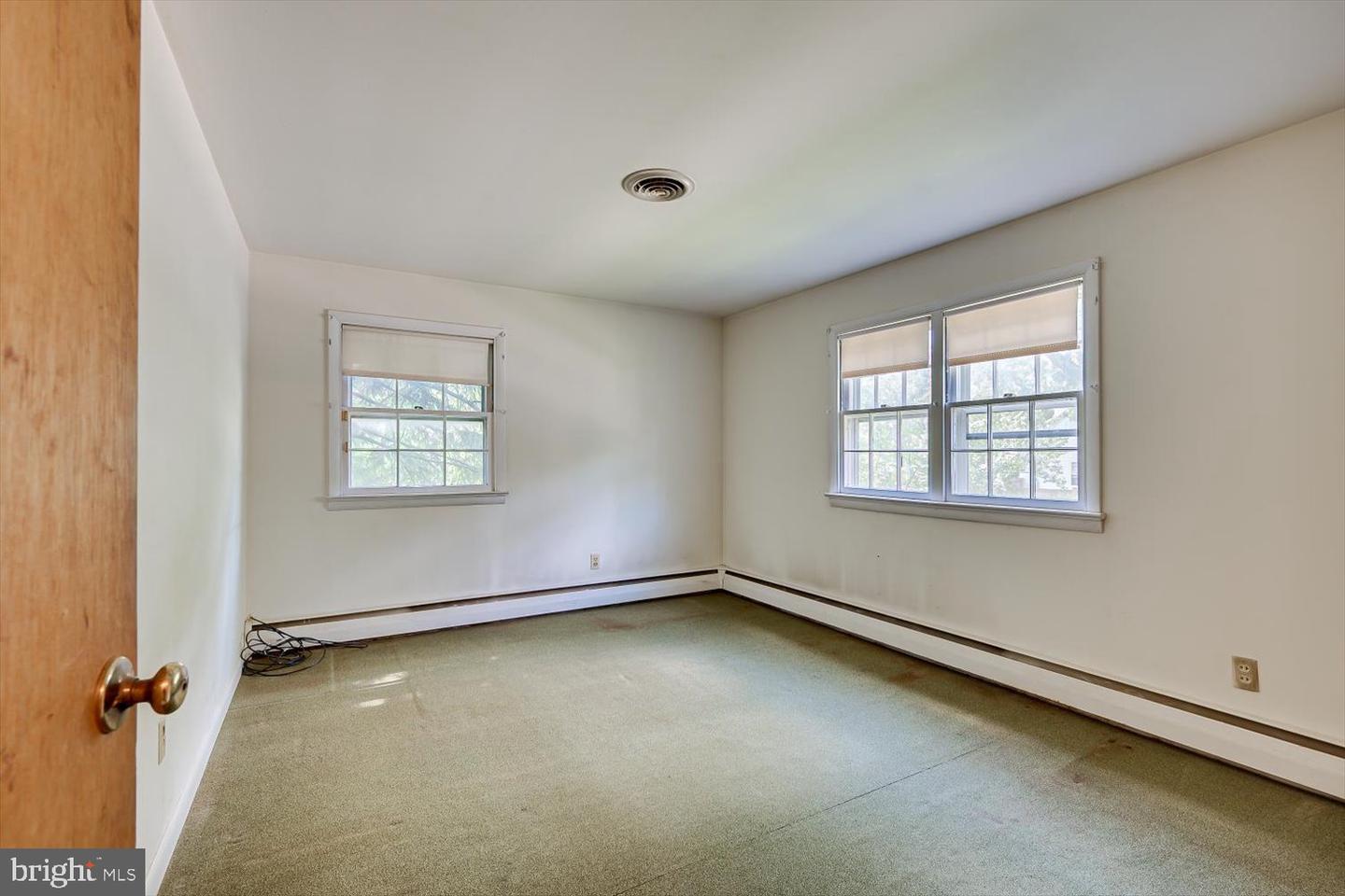 265 Moore St Property Photo 10