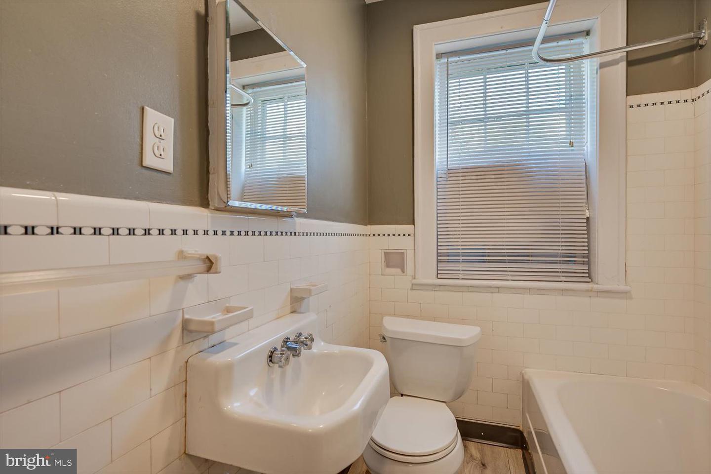 265 Moore St Property Photo 17