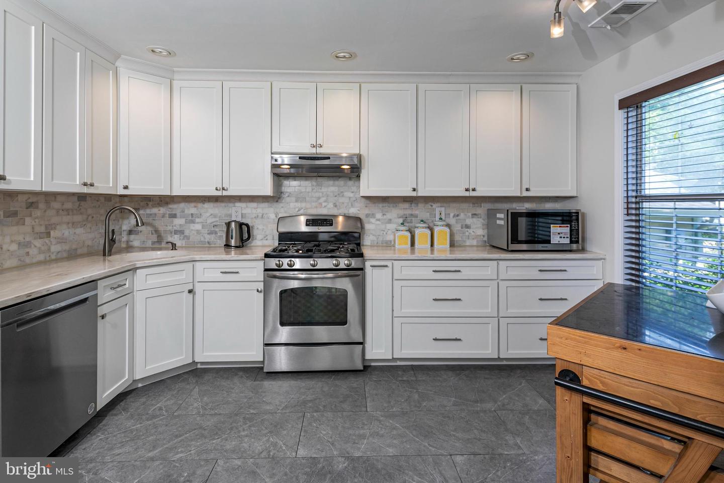 19 Towpath Ct Property Photo 8