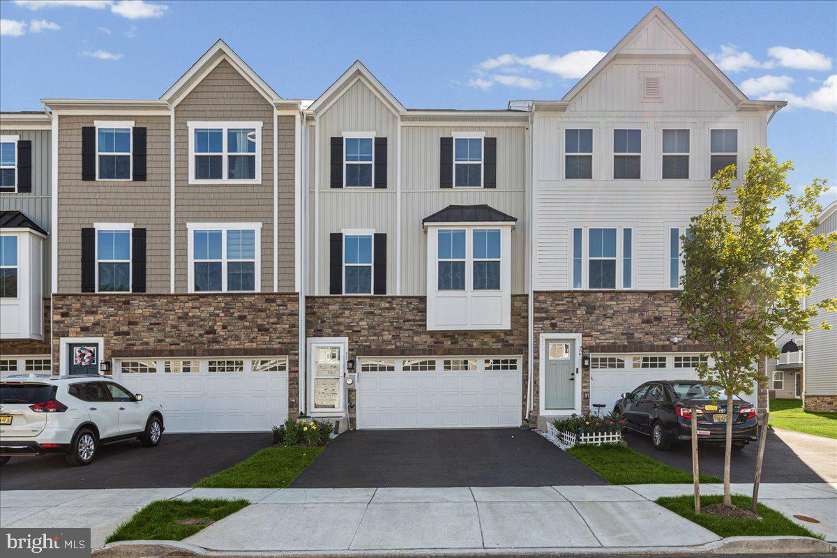 77 PRATT LN