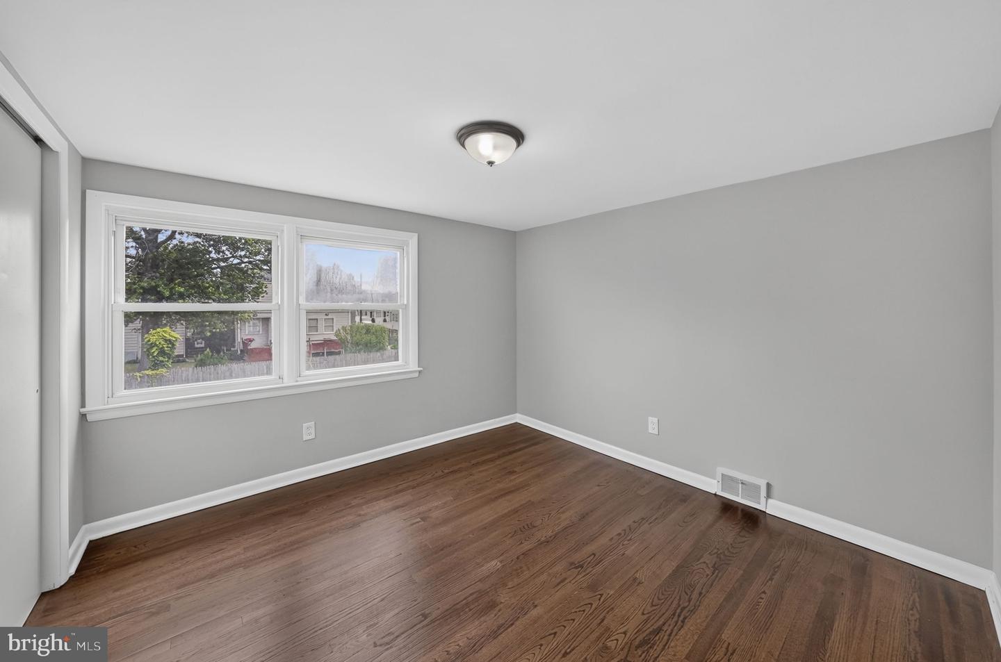 520 Randall Ave Property Photo 14