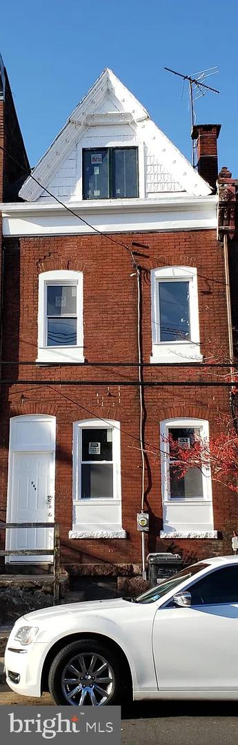 872 E State St Property Photo 1