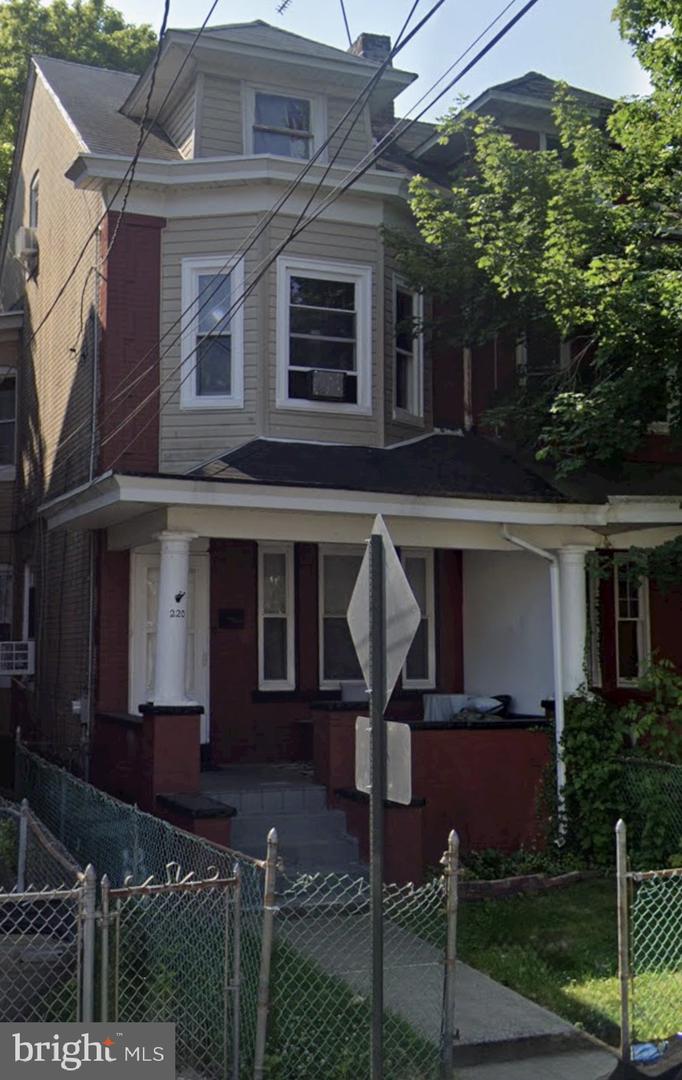 220 Highland Ave Property Photo 1
