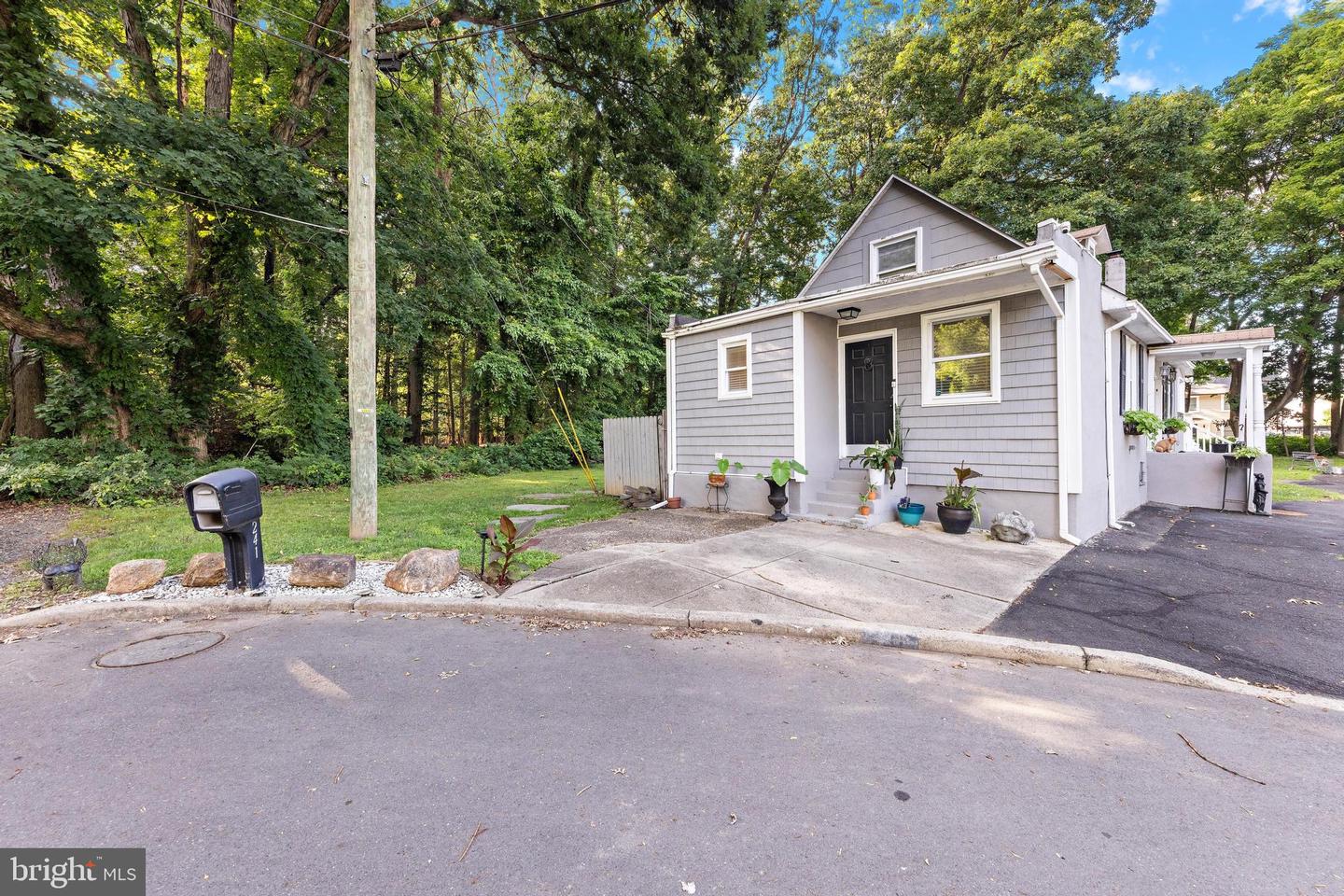241 Roseland Ave Property Photo 5