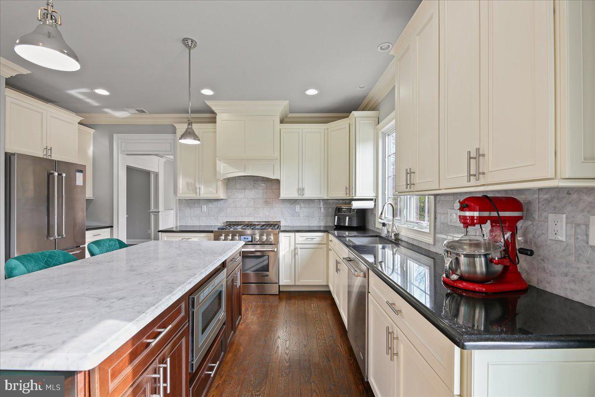 177 Terhune Rd Property Photo 14