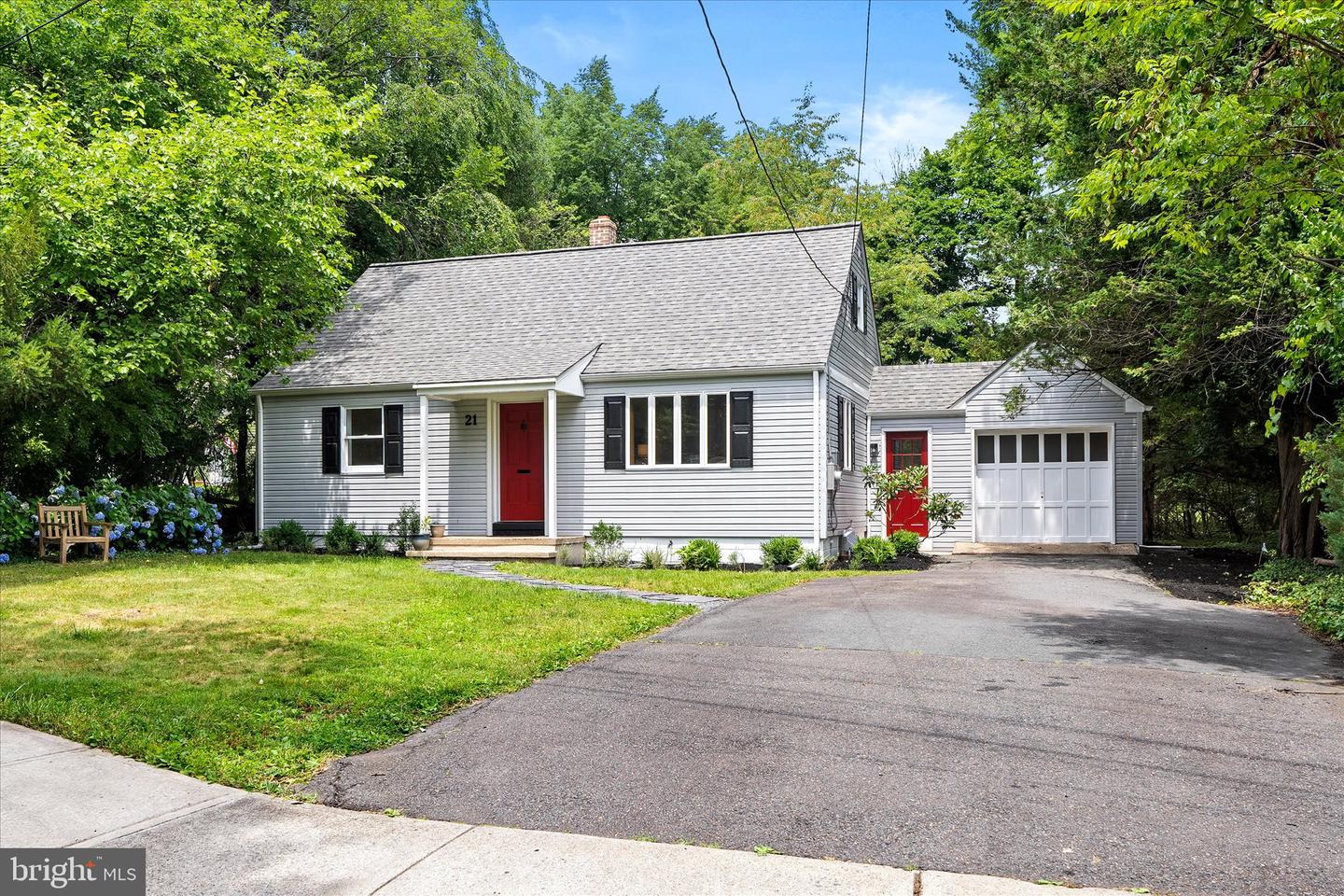 21 Grover Ave Property Photo 2