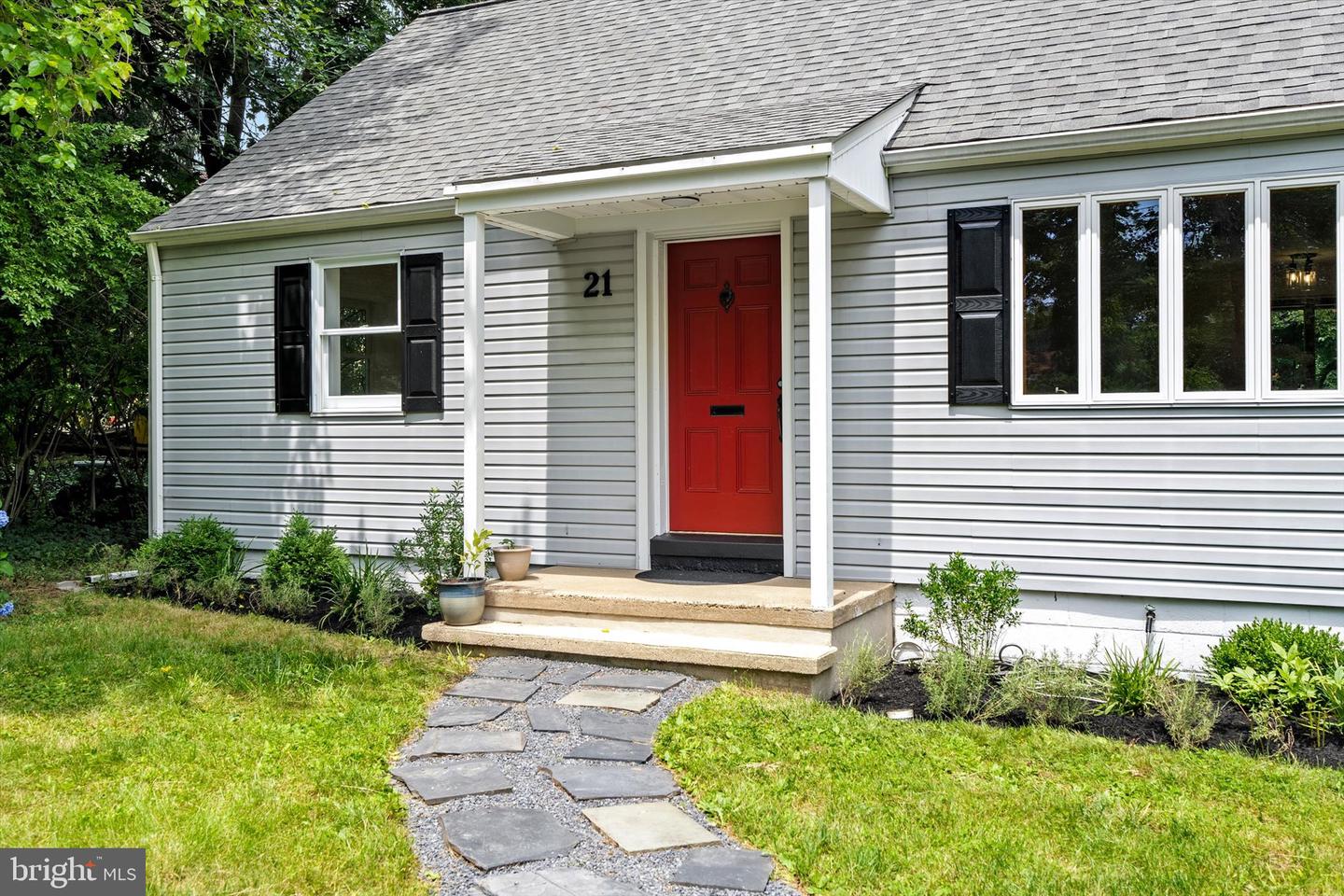 21 Grover Ave Property Photo 3