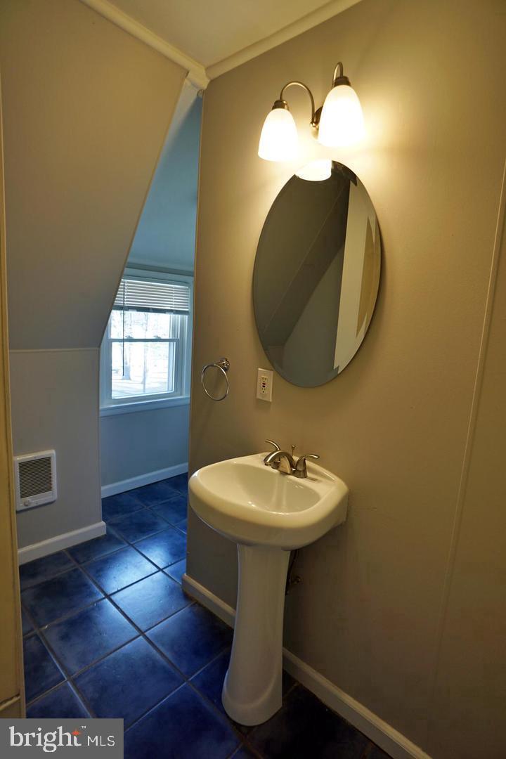 32 Woodland Ave #b Property Photo 6