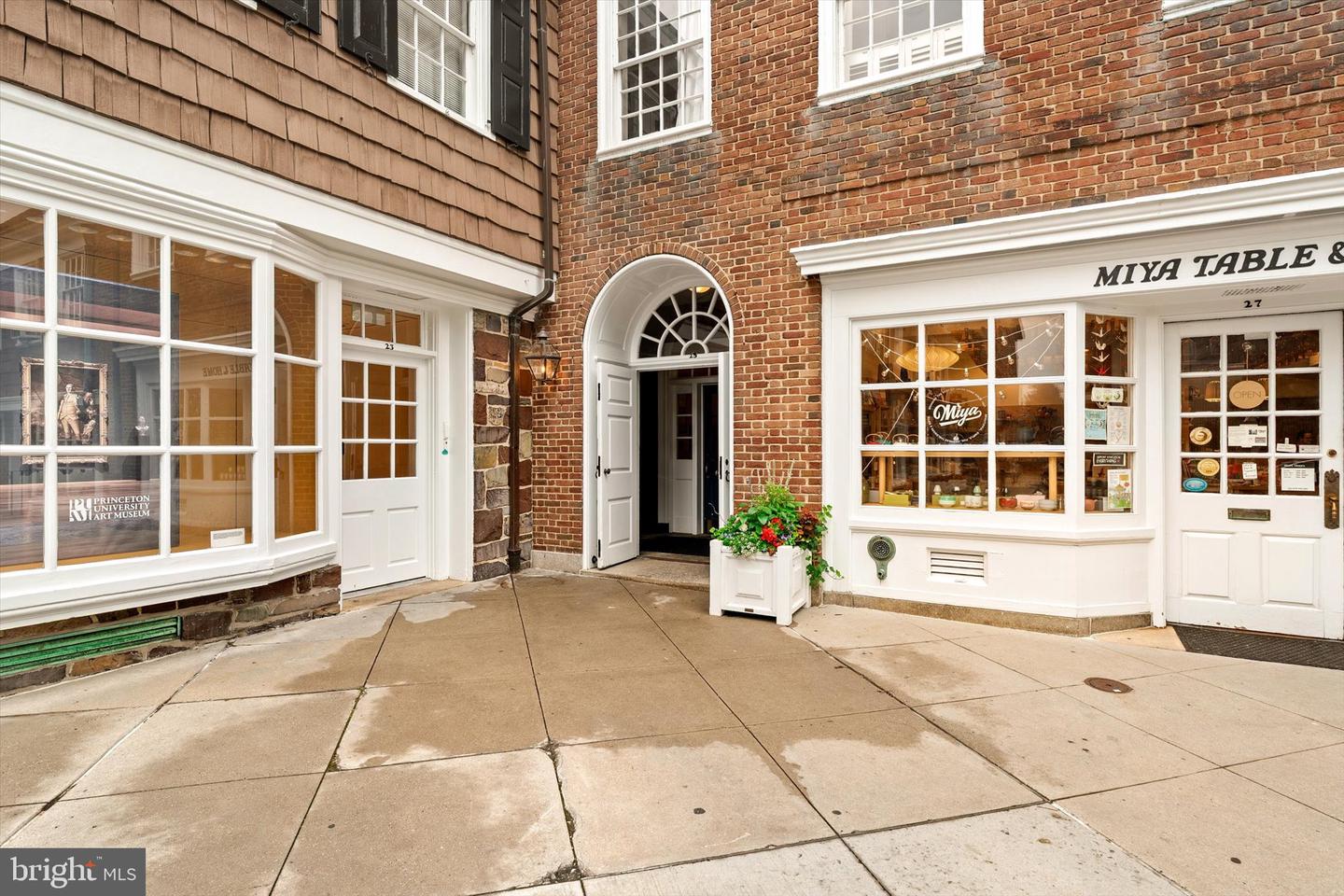 25 PALMER SQ W #A Property Photo 1