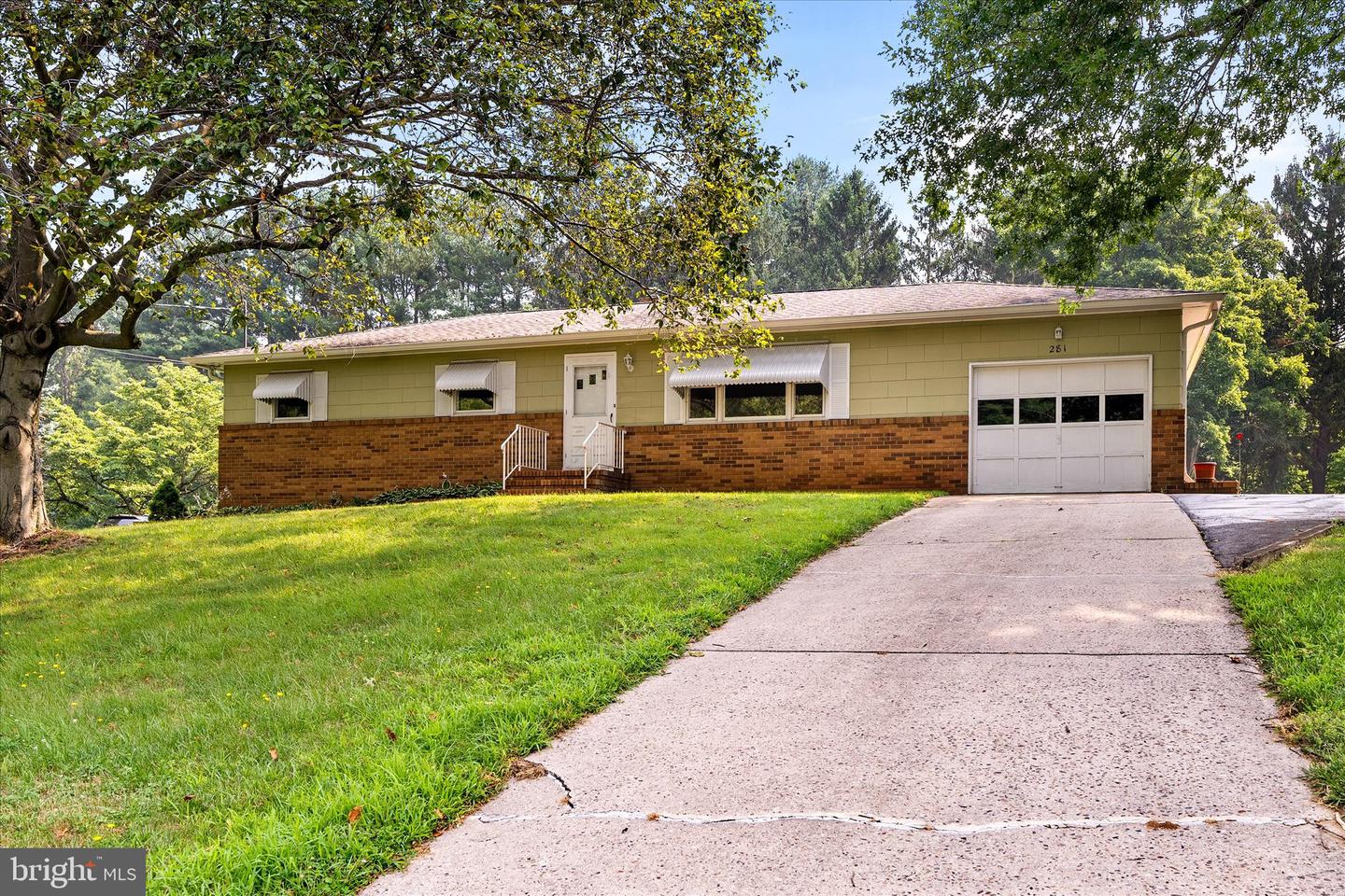 281 Windsor Rd Property Photo 2